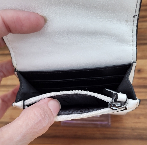 🩷 3/$15 Simply Vera White and Black Wallet - Picture 3 of 4
